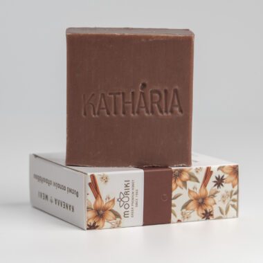Handmade Greek natural olive oil soap with cinnamon and honey scent – 110g eco-friendly bar.natural olive oil soap, handmade Greek soap, cinnamon honey soap bar, eco soap 110g, soap for all skin types, vegan friendly soap, ethically made skincare, Greek natural beauty product, recyclable soap packaging, CPNP certified soap, φυσικό σαπούνι ελαιολάδου, ελληνικό σαπούνι χειροποίητο, σαπούνι κανέλα μέλι, vegan σαπούνι 110g, σαπούνι για όλους τους τύπους δέρματος, οικολογικό σαπούνι, cruelty-free σαπούνι, φυσικά καλλυντικά Ελλάδας, πιστοποιημένο σαπούνι CPNP, βιώσιμο σαπούνι ελαιολάδου