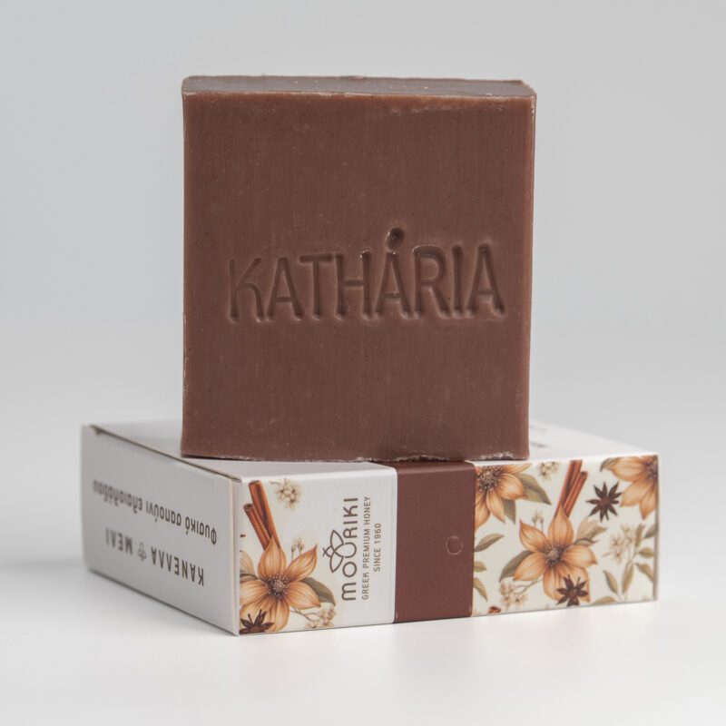 Handmade Greek natural olive oil soap with cinnamon and honey scent – 110g eco-friendly bar.natural olive oil soap, handmade Greek soap, cinnamon honey soap bar, eco soap 110g, soap for all skin types, vegan friendly soap, ethically made skincare, Greek natural beauty product, recyclable soap packaging, CPNP certified soap, φυσικό σαπούνι ελαιολάδου, ελληνικό σαπούνι χειροποίητο, σαπούνι κανέλα μέλι, vegan σαπούνι 110g, σαπούνι για όλους τους τύπους δέρματος, οικολογικό σαπούνι, cruelty-free σαπούνι, φυσικά καλλυντικά Ελλάδας, πιστοποιημένο σαπούνι CPNP, βιώσιμο σαπούνι ελαιολάδου