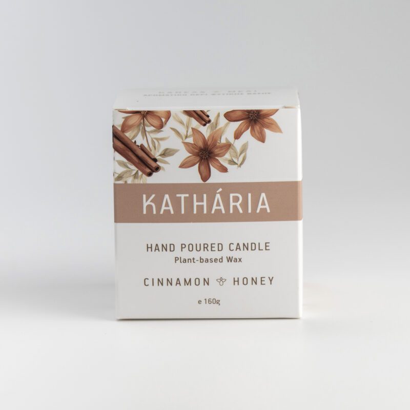 cinnamon honey candle, hand-poured soy wax candle, eco candle Greece, 160g scented candle, long-lasting candle, Greek handmade candle, recyclable packaging candle, cotton wick lead-free, cozy home fragrance, cinnamon honey scent, κερί κανέλα μέλι, χειροποίητο κερί σόγιας, κερί αρωματικό 160g, ελληνικά κεριά, κερί με φυσικό φιτίλι, κερί χωρίς μόλυβδο, κερί οικολογικό, ελληνικό προϊόν διακόσμησης, κερί με 28 ώρες καύσης, sustainable κερί