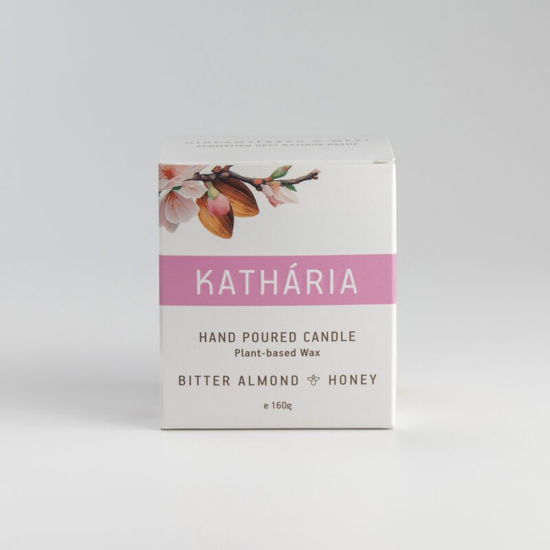 bitter almond candle, honey scented candle, hand-poured Greek candle, soy wax candle 160g, almond honey home fragrance, eco-friendly candle Greece, recyclable candle packaging, lead-free wick candle, artisanal candle gift, cozy luxury scent. κερί πικραμύγδαλο μέλι, κερί σόγιας 160g, ελληνικό κερί αρωματικό, χειροποίητο κερί μέλι, οικολογικό κερί, κερί με φυσικό φιτίλι, κερί χωρίς μόλυβδο, ατμοσφαιρικό κερί δώρου, καλλιτεχνικό κερί Ελλάδας, κερί υψηλής ποιότητας
