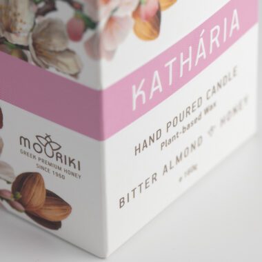 bitter almond candle, honey scented candle, hand-poured Greek candle, soy wax candle 160g, almond honey home fragrance, eco-friendly candle Greece, recyclable candle packaging, lead-free wick candle, artisanal candle gift, cozy luxury scent. κερί πικραμύγδαλο μέλι, κερί σόγιας 160g, ελληνικό κερί αρωματικό, χειροποίητο κερί μέλι, οικολογικό κερί, κερί με φυσικό φιτίλι, κερί χωρίς μόλυβδο, ατμοσφαιρικό κερί δώρου, καλλιτεχνικό κερί Ελλάδας, κερί υψηλής ποιότητας