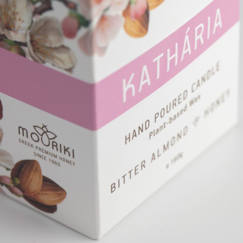 bitter almond candle, honey scented candle, hand-poured Greek candle, soy wax candle 160g, almond honey home fragrance, eco-friendly candle Greece, recyclable candle packaging, lead-free wick candle, artisanal candle gift, cozy luxury scent. κερί πικραμύγδαλο μέλι, κερί σόγιας 160g, ελληνικό κερί αρωματικό, χειροποίητο κερί μέλι, οικολογικό κερί, κερί με φυσικό φιτίλι, κερί χωρίς μόλυβδο, ατμοσφαιρικό κερί δώρου, καλλιτεχνικό κερί Ελλάδας, κερί υψηλής ποιότητας