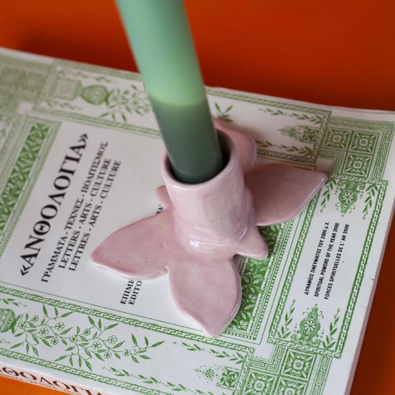 handmade ceramic candle holder with candle. χειροποίητο κεραμικό κηροπήγιο με κερί.