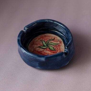 handmade ceramic ashtray with tomato. χειροποίητο κεραμικό τασάκι με ντομάτα.