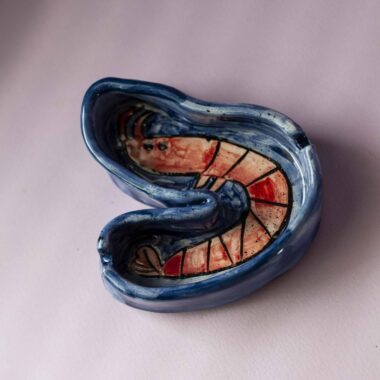 handmade ceramic ashtray with shrimp. χειροποίητο κεραμικό τασάκι με γαρίδα.