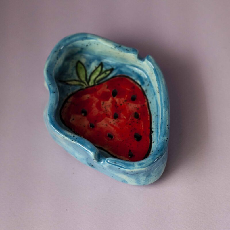 handmade ceramic ashtray with strawberry. χειροποίητο κεραμικό τασάκι με φράουλα.