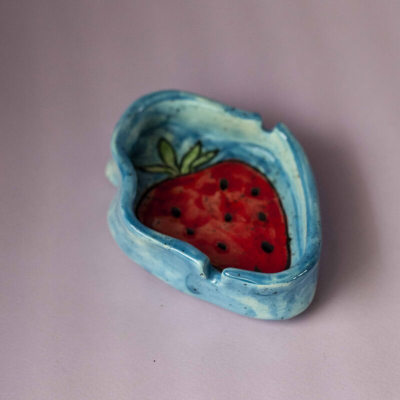 handmade ceramic ashtray with strawberry. χειροποίητο κεραμικό τασάκι με φράουλα.