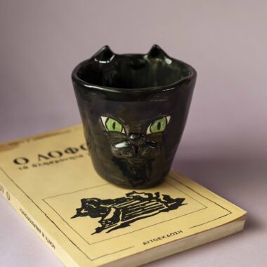 χειροποίητη κεραμική κούπα μάυρη γάτα. handmade ceramic mug black cat.