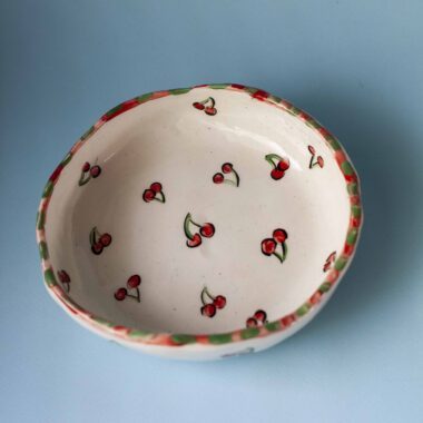 handmade ceramic plate with cherries. χειροποίητο κεραμικό πιάτο με κερασάκια.