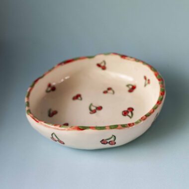 handmade ceramic plate with cherries. χειροποίητο κεραμικό πιάτο με κερασάκια.