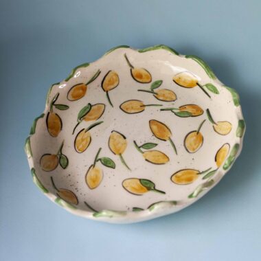 handmade ceramic plate with lemons. χειροποίητο κεραμικό πιάτο με λεμόνια.