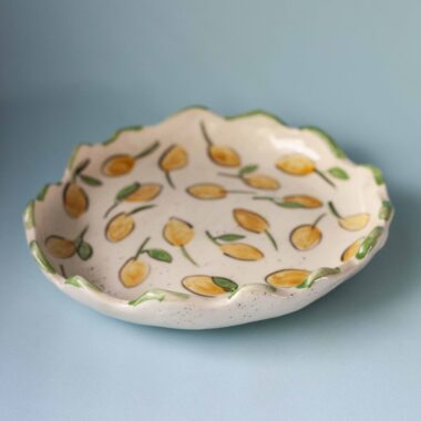 handmade ceramic plate with lemons. χειροποίητο κεραμικό πιάτο με λεμόνια.