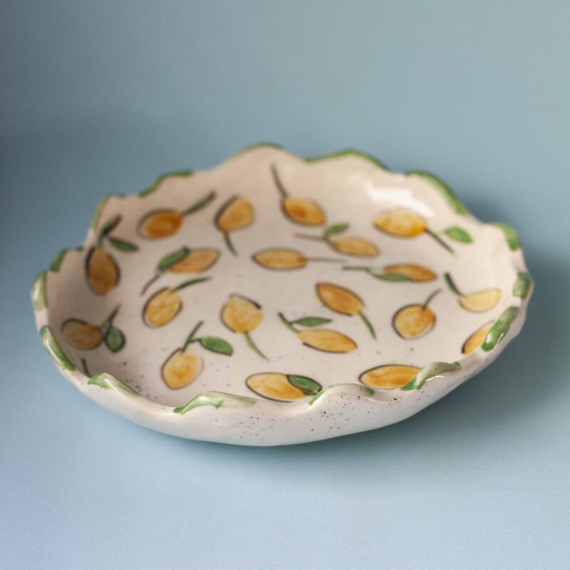 handmade ceramic plate with lemons. χειροποίητο κεραμικό πιάτο με λεμόνια.