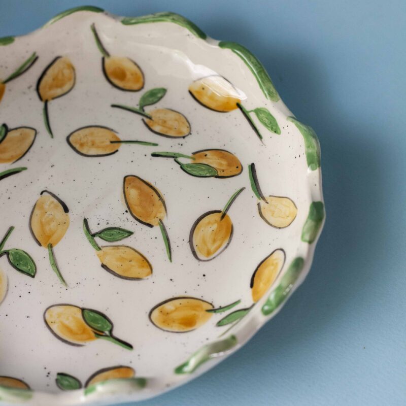 handmade ceramic plate with lemons. χειροποίητο κεραμικό πιάτο με λεμόνια.