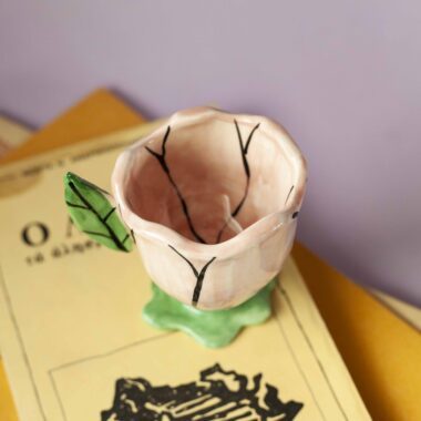 handmade ceramic flower. χειροποίητο κεραμικό κολωνάτο λουλουδάκι.