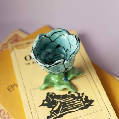 handmade ceramic flower. χειροποίητο κεραμικό κολωνάτο λουλουδάκι.