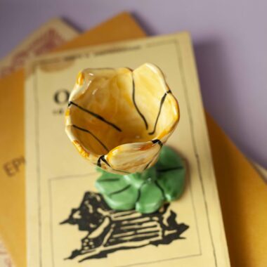 handmade ceramic flower. χειροποίητο κεραμικό κολωνάτο λουλουδάκι.