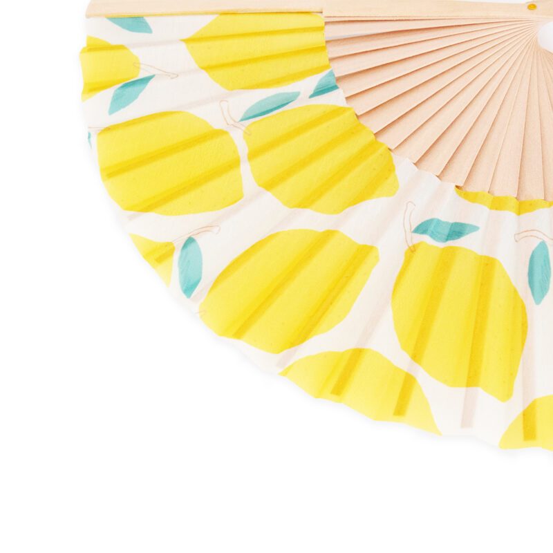 Feel the refreshing vibes of summer with the Citrus Breeze folding fan by Helio Ferretti. Decorated with vibrant citrus fruit patterns, this lightweight and portable fan keeps you cool on hot days while adding a stylish accent to your outfit. Perfect for outdoor events, travel, or everyday use.Νιώσε τη δροσιά του καλοκαιριού με τη βεντάλια Citrus Breeze από την Helio Ferretti. Διακοσμημένη με ζωηρά μοτίβα εσπεριδοειδών, αυτή η ελαφριά και φορητή βεντάλια σε κρατάει δροσερό στις ζεστές μέρες, προσθέτοντας ταυτόχρονα στυλ στην εμφάνισή σου. Ιδανική για εξωτερικές δραστηριότητες, ταξίδια ή καθημερινή χρήση.