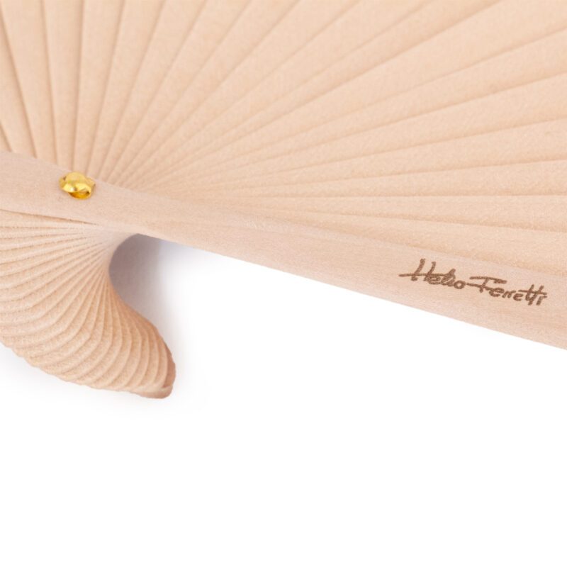 Feel the refreshing vibes of summer with the Citrus Breeze folding fan by Helio Ferretti. Decorated with vibrant citrus fruit patterns, this lightweight and portable fan keeps you cool on hot days while adding a stylish accent to your outfit. Perfect for outdoor events, travel, or everyday use.Νιώσε τη δροσιά του καλοκαιριού με τη βεντάλια Citrus Breeze από την Helio Ferretti. Διακοσμημένη με ζωηρά μοτίβα εσπεριδοειδών, αυτή η ελαφριά και φορητή βεντάλια σε κρατάει δροσερό στις ζεστές μέρες, προσθέτοντας ταυτόχρονα στυλ στην εμφάνισή σου. Ιδανική για εξωτερικές δραστηριότητες, ταξίδια ή καθημερινή χρήση.