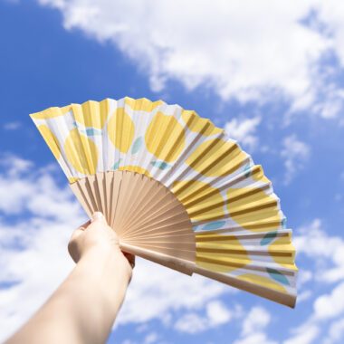 Feel the refreshing vibes of summer with the Citrus Breeze folding fan by Helio Ferretti. Decorated with vibrant citrus fruit patterns, this lightweight and portable fan keeps you cool on hot days while adding a stylish accent to your outfit. Perfect for outdoor events, travel, or everyday use.Νιώσε τη δροσιά του καλοκαιριού με τη βεντάλια Citrus Breeze από την Helio Ferretti. Διακοσμημένη με ζωηρά μοτίβα εσπεριδοειδών, αυτή η ελαφριά και φορητή βεντάλια σε κρατάει δροσερό στις ζεστές μέρες, προσθέτοντας ταυτόχρονα στυλ στην εμφάνισή σου. Ιδανική για εξωτερικές δραστηριότητες, ταξίδια ή καθημερινή χρήση.
