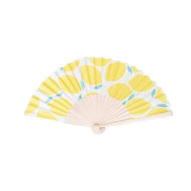 Feel the refreshing vibes of summer with the Citrus Breeze folding fan by Helio Ferretti. Decorated with vibrant citrus fruit patterns, this lightweight and portable fan keeps you cool on hot days while adding a stylish accent to your outfit. Perfect for outdoor events, travel, or everyday use.Νιώσε τη δροσιά του καλοκαιριού με τη βεντάλια Citrus Breeze από την Helio Ferretti. Διακοσμημένη με ζωηρά μοτίβα εσπεριδοειδών, αυτή η ελαφριά και φορητή βεντάλια σε κρατάει δροσερό στις ζεστές μέρες, προσθέτοντας ταυτόχρονα στυλ στην εμφάνισή σου. Ιδανική για εξωτερικές δραστηριότητες, ταξίδια ή καθημερινή χρήση.