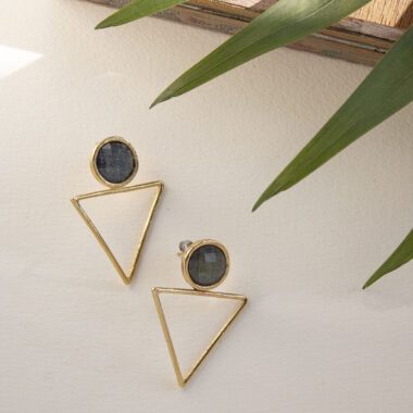 triangle earrings black stone, minimalist earrings, geometric jewelry, handmade earrings Greece, Sunny Designs jewelry, elegant black earrings, modern triangle earrings, bold style accessories σκουλαρίκια τρίγωνο μαύρη πέτρα, γεωμετρικά σκουλαρίκια, minimal κοσμήματα, Sunny Designs Ελλάδα, κομψά σκουλαρίκια, μοντέρνα σκουλαρίκια, χειροποίητα κοσμήματα, statement σκουλαρίκια