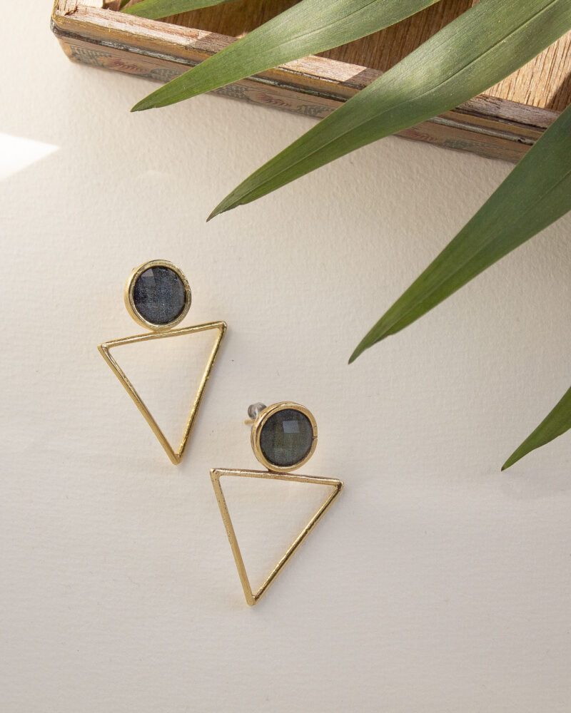 triangle earrings black stone, minimalist earrings, geometric jewelry, handmade earrings Greece, Sunny Designs jewelry, elegant black earrings, modern triangle earrings, bold style accessories σκουλαρίκια τρίγωνο μαύρη πέτρα, γεωμετρικά σκουλαρίκια, minimal κοσμήματα, Sunny Designs Ελλάδα, κομψά σκουλαρίκια, μοντέρνα σκουλαρίκια, χειροποίητα κοσμήματα, statement σκουλαρίκια