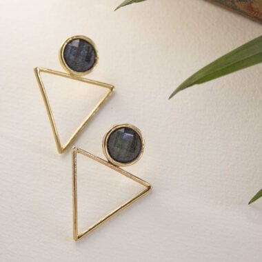 triangle earrings black stone, minimalist earrings, geometric jewelry, handmade earrings Greece, Sunny Designs jewelry, elegant black earrings, modern triangle earrings, bold style accessories σκουλαρίκια τρίγωνο μαύρη πέτρα, γεωμετρικά σκουλαρίκια, minimal κοσμήματα, Sunny Designs Ελλάδα, κομψά σκουλαρίκια, μοντέρνα σκουλαρίκια, χειροποίητα κοσμήματα, statement σκουλαρίκια