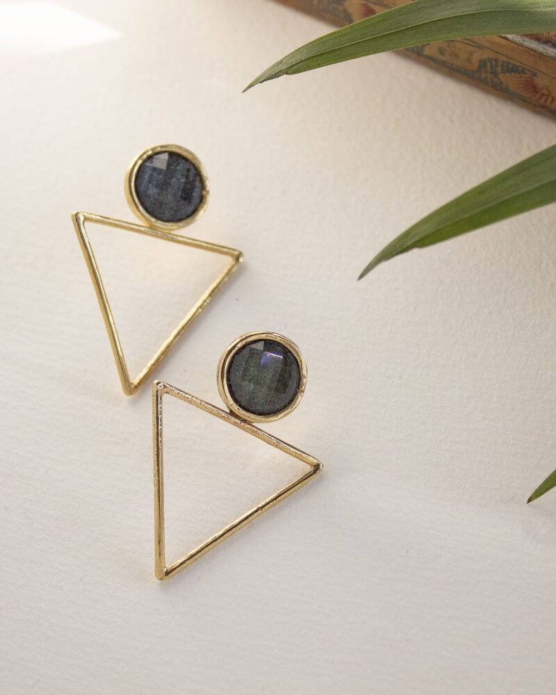 triangle earrings black stone, minimalist earrings, geometric jewelry, handmade earrings Greece, Sunny Designs jewelry, elegant black earrings, modern triangle earrings, bold style accessories σκουλαρίκια τρίγωνο μαύρη πέτρα, γεωμετρικά σκουλαρίκια, minimal κοσμήματα, Sunny Designs Ελλάδα, κομψά σκουλαρίκια, μοντέρνα σκουλαρίκια, χειροποίητα κοσμήματα, statement σκουλαρίκια
