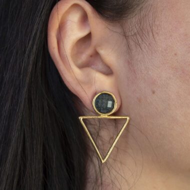 triangle earrings black stone, minimalist earrings, geometric jewelry, handmade earrings Greece, Sunny Designs jewelry, elegant black earrings, modern triangle earrings, bold style accessories σκουλαρίκια τρίγωνο μαύρη πέτρα, γεωμετρικά σκουλαρίκια, minimal κοσμήματα, Sunny Designs Ελλάδα, κομψά σκουλαρίκια, μοντέρνα σκουλαρίκια, χειροποίητα κοσμήματα, statement σκουλαρίκια