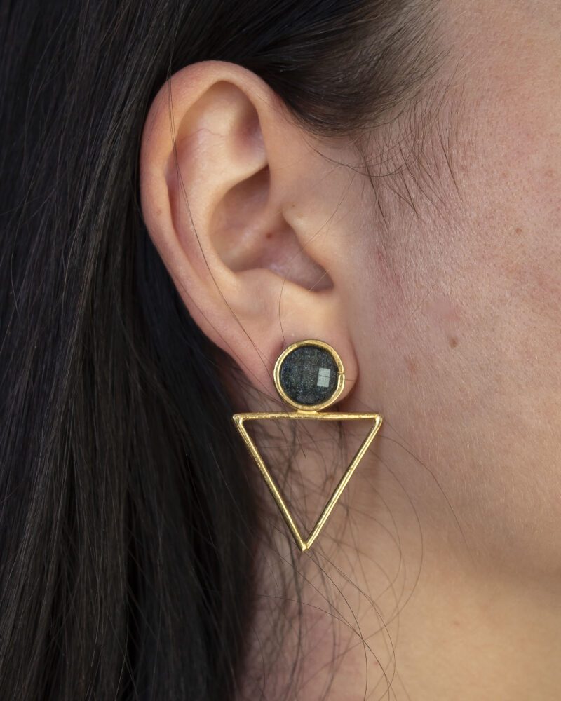 triangle earrings black stone, minimalist earrings, geometric jewelry, handmade earrings Greece, Sunny Designs jewelry, elegant black earrings, modern triangle earrings, bold style accessories σκουλαρίκια τρίγωνο μαύρη πέτρα, γεωμετρικά σκουλαρίκια, minimal κοσμήματα, Sunny Designs Ελλάδα, κομψά σκουλαρίκια, μοντέρνα σκουλαρίκια, χειροποίητα κοσμήματα, statement σκουλαρίκια