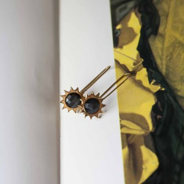 sun earrings black stone, celestial jewelry, Sunny Designs earrings, boho sun earrings, hook earrings black stone, symbolic earrings, handmade boho jewelry, mystical earrings, black gemstone earrings σκουλαρίκια ήλιος μαύρη πέτρα, σκουλαρίκια Sunny Designs, σκουλαρίκια γάντζος μαύρη πέτρα, μποέμ σκουλαρίκια, σκουλαρίκια με σύμβολα, σκουλαρίκια με πέτρες, μαύρη πέτρα κόσμημα, ηλιακά σκουλαρίκια