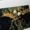σκουλαρίκια πέρλα τρίγωνο, κοσμήματα Sunny Designs, σκουλαρίκια με πέρλα, γεωμετρικά σκουλαρίκια, διακριτικά σκουλαρίκια, χειροποίητα κοσμήματα, κομψά σκουλαρίκια, αξεσουάρ με πέρλες triangle pearl earrings, geometric pearl earrings, Sunny Designs jewelry, pearl hook earrings, minimalist pearl jewelry, elegant earrings with pearl, triangle shape earrings, delicate earrings, handmade pearl accessories