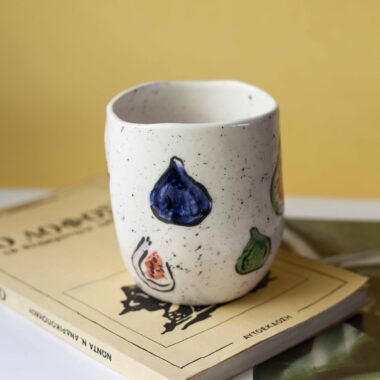 ceramic cup with figs. handmade and handpainted. perfect for ice coffee, juice and even water. Κεραμικό ποτήρι με ζωγραφισμένα σύκα. Ιδανικό για παγωμένο καφέ, χυμό ακομα και νερό.