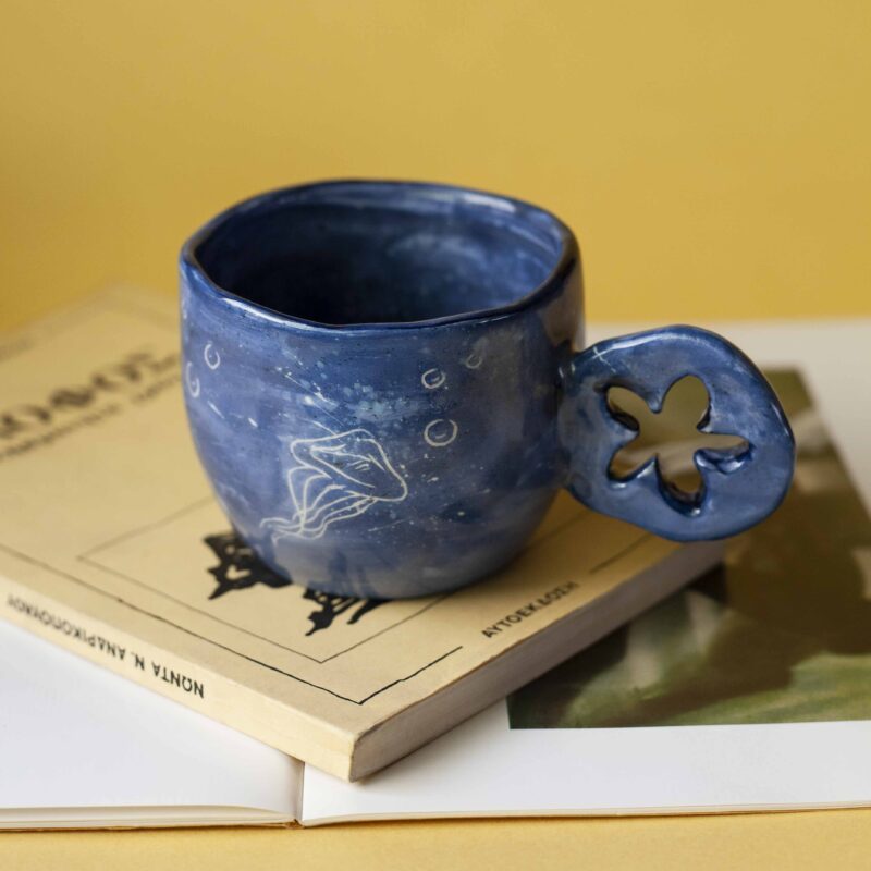 Ultra summer handmade ceramic mug. painted blue like the ocean and carved jellyfishes. perfect for capuccino, turkish coffee and espresso. Πολύ καλοκαιρινές κούπες με χαραγμένες μέδουσες πάνω. Τέλεια για καπουτσίνο, εσπρέσο, ελληνικό και τσάι.