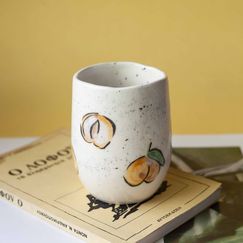 ceramic cup with peaches. handmade and handpainted. perfect for ice coffee, juice and even water. Κεραμικό ποτήρι με ζωγραφισμένα ροδάκινα. Ιδανικό για παγωμένο καφέ, χυμό ακομα και νερό.
