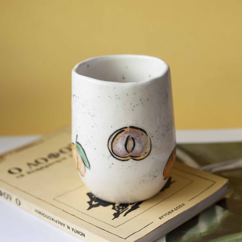 ceramic cup with peaches. handmade and handpainted. perfect for ice coffee, juice and even water. Κεραμικό ποτήρι με ζωγραφισμένα ροδάκινα. Ιδανικό για παγωμένο καφέ, χυμό ακομα και νερό.