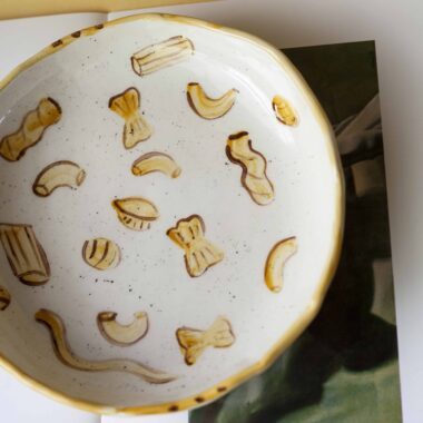 ceramic plate with pasta. handmade and handpainted. beautiful and unique. perfect for pasta of course. χειροποίητο κεραμικό πιάτο με ζωγραφισμένα μακαρόνια. μοναδικό και τέλειο για μακαρόνια φυσικά.