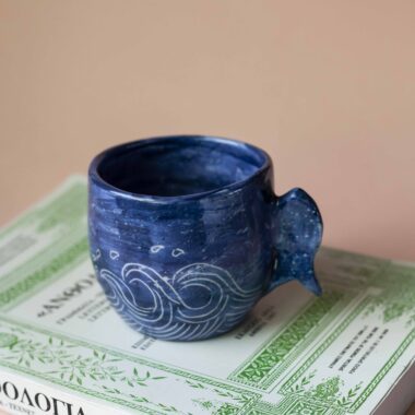 Ultra summer handmade ceramic mug. painted blue like the ocean and carved waves. perfect for capuccino, turkish coffee and espresso. Πολύ καλοκαιρινές κούπες με χαραγμένα κύματα πάνω. Τέλεια για καπουτσίνο, εσπρέσο, ελληνικό και τσάι.