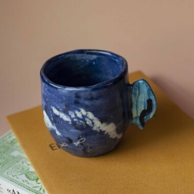 Ultra summer handmade ceramic mug. painted blue like the ocean and carved fishes. perfect for capuccino, turkish coffee and espresso. Πολύ καλοκαιρινές κούπες με χαραγμένα ψάρια πάνω. Τέλεια για καπουτσίνο, εσπρέσο, ελληνικό και τσάι.