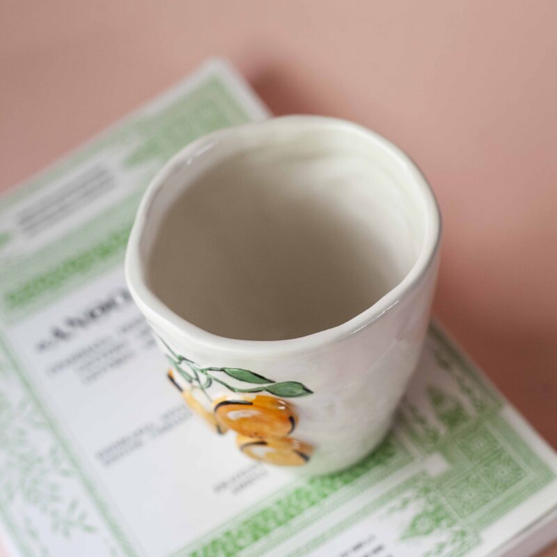 minimal cup with 3d oranges and lemons. perfect for summer. χειροποίητο κεραμικό ποτήρι με 3d φρούτα για δροσερά ροφήματα.