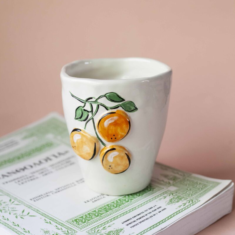 minimal cup with 3d oranges and lemons. perfect for summer. χειροποίητο κεραμικό ποτήρι με 3d φρούτα για δροσερά ροφήματα.