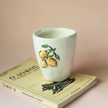 minimal cup with 3d oranges and lemons. perfect for summer. χειροποίητο κεραμικό ποτήρι με 3d φρούτα για δροσερά ροφήματα.