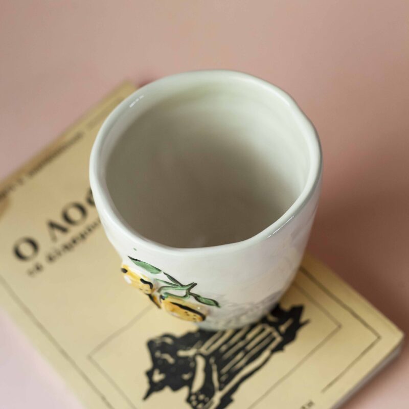 minimal cup with 3d oranges and lemons. perfect for summer. χειροποίητο κεραμικό ποτήρι με 3d φρούτα για δροσερά ροφήματα.