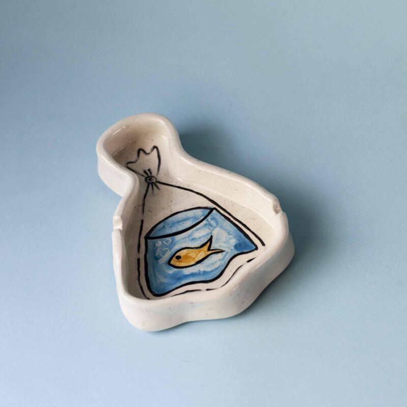handmade ceramic ashtray with goldfish. χειροποίητο κεραμικό τασάκι με χρυσόψαρο σε σακούλα.