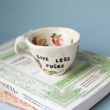 mug give less fucks with tangerines. κεραμική κούπα με μανταρίνια και επικό στίχο .
