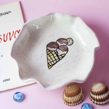 handmade plate bowl good for breakfast and ice cream. χειροποίητο κεραμικό μπολ κατάλληλο για πρωινό και παγωτό.