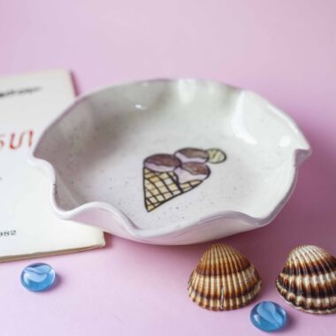 handmade plate bowl good for breakfast and ice cream. χειροποίητο κεραμικό μπολ κατάλληλο για πρωινό και παγωτό.