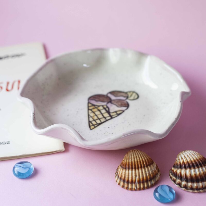 handmade plate bowl good for breakfast and ice cream. χειροποίητο κεραμικό μπολ κατάλληλο για πρωινό και παγωτό.