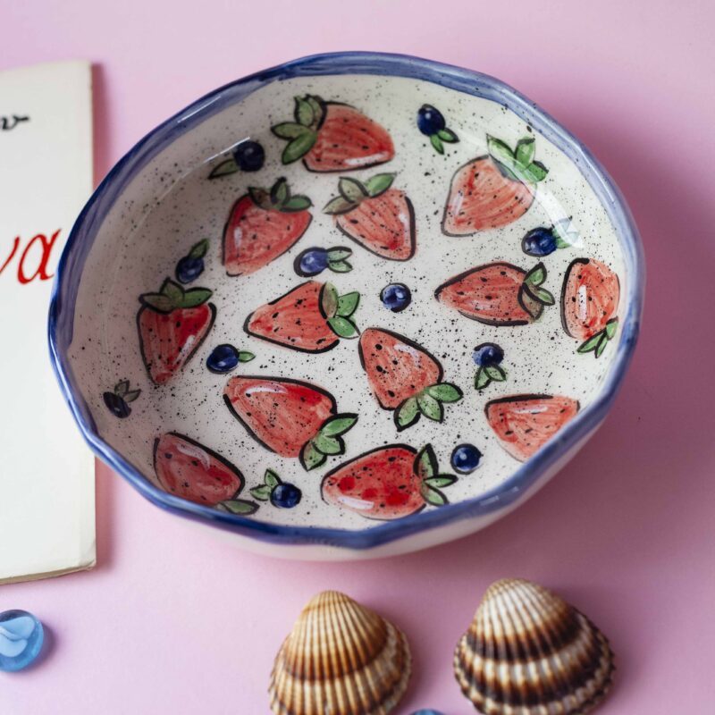 handmade plate plate good for every food. χειροποίητο κεραμικό πιάτο κατάλληλο για οποιοδήποτε φαγητό.